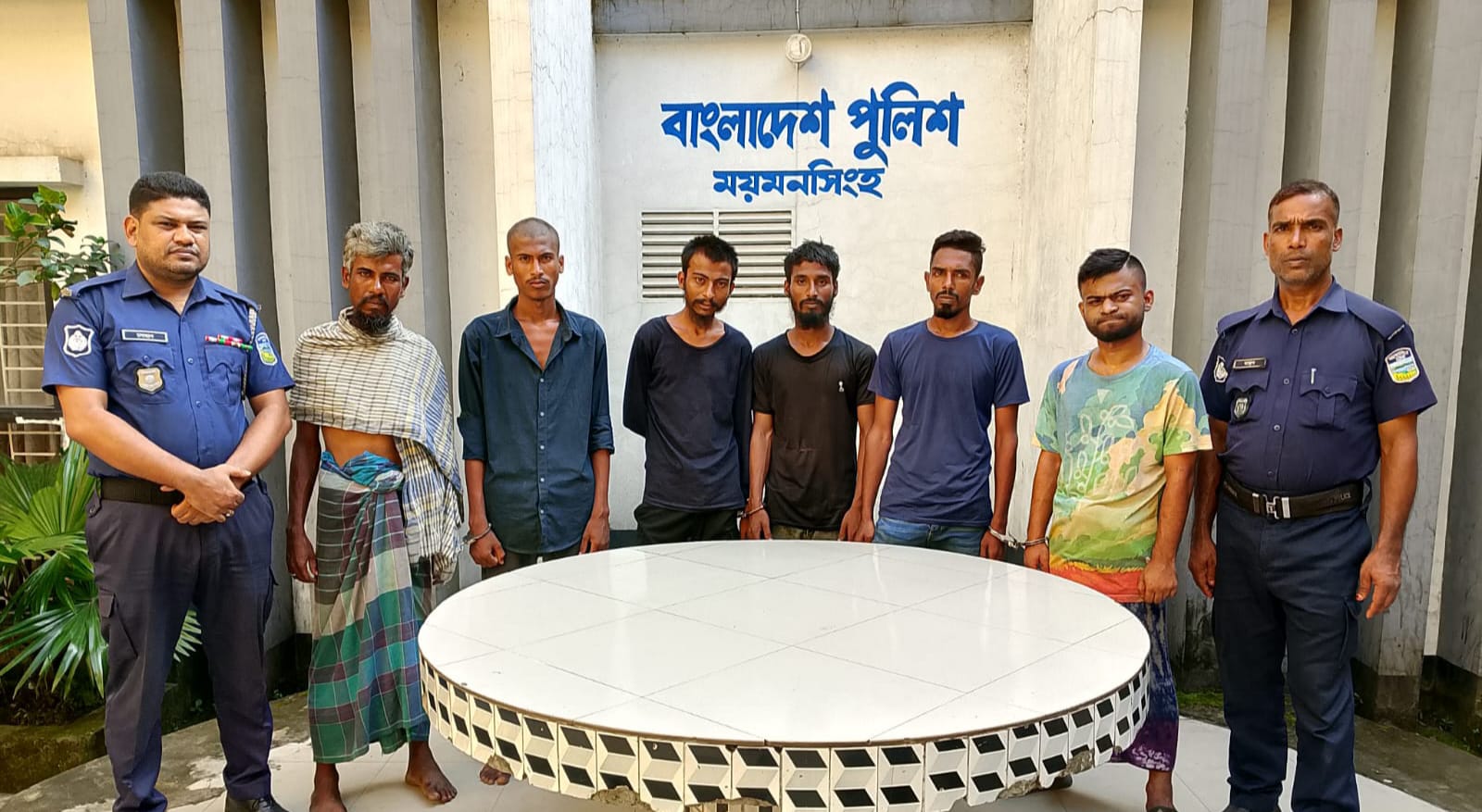 ডিবি ও কোতোয়ালী থানা পুলিশের যৌথ অভিযানে ময়মনসিংহে সক্রিয় ছিনতাইকারী চক্রের ৬ সদস্য গ্রেফতার